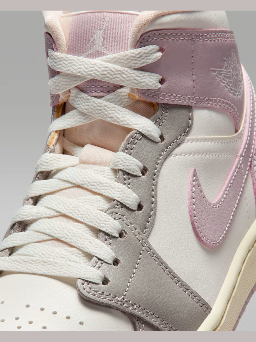 NIKE WMNS AIR JORDAN 1 MID