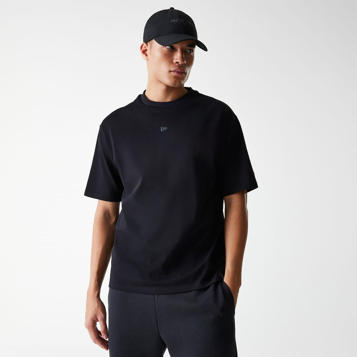 NEW ERA NE TECH OS TEE NEWERA  BLK